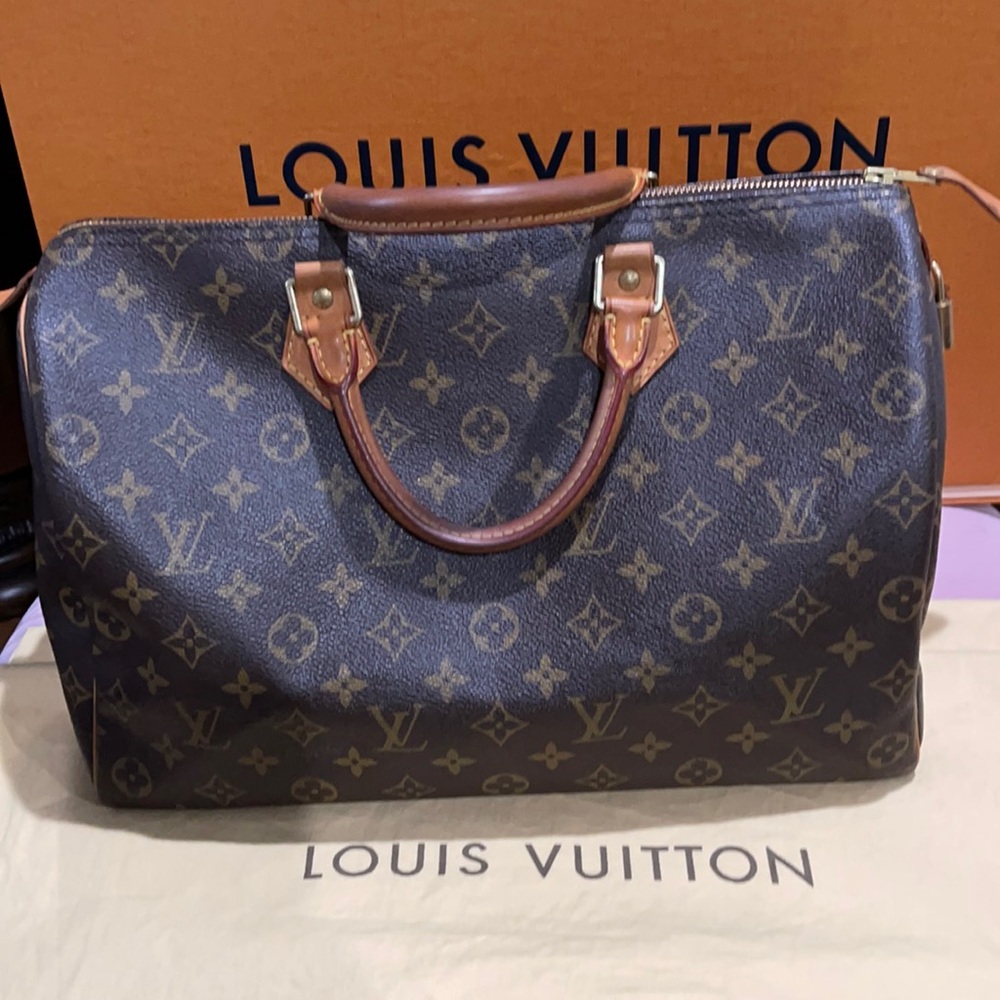 Louis Vuitton
Speedy Handbag Monogram Canvas 35